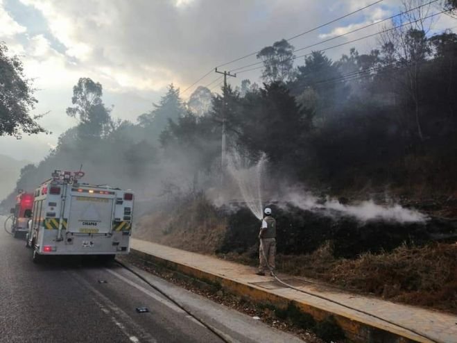Incendio de pastizal y arbolado moviliza a grupos de auxilio en San Cristóbal de Las Casas 