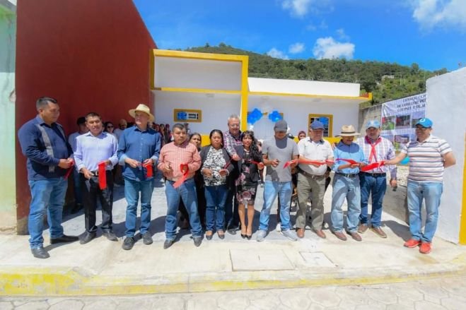  El Presidente Municipal, señaló que su gobierno cumple un compromiso más con esta zona de San Cristóbal de Las Casas, al entregar esta obra, como se comprometió.