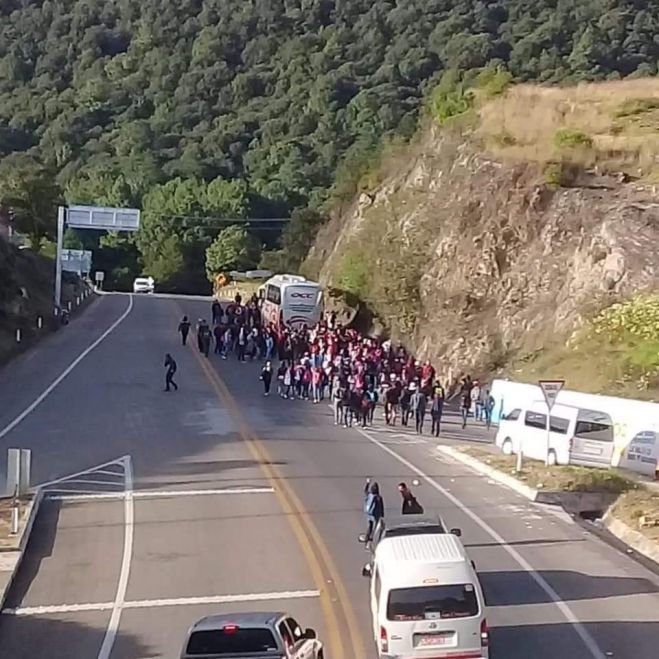 Normalistas retienen autobuses en la carretera de cuota