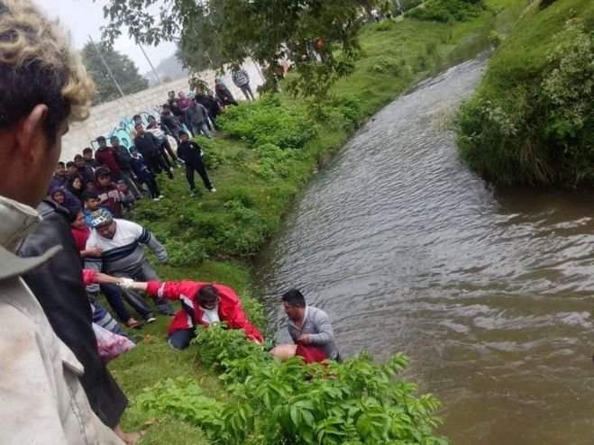 Encuentran cuerpo de una niña flotando en canal de aguas negras en San Cristóbal