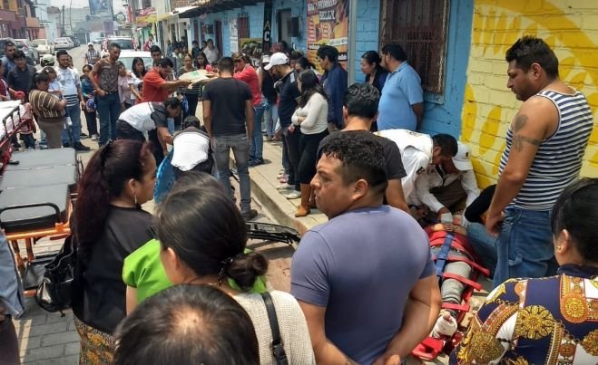 Por no respetar el alto se impacta contra una motocicleta y deja dos lesionados en San Cristóbal de Las Casas 