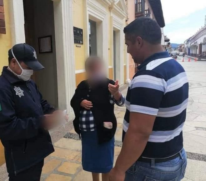Policía entrega 72 mil pesos que se le cayeron a una mujer al salir del banco