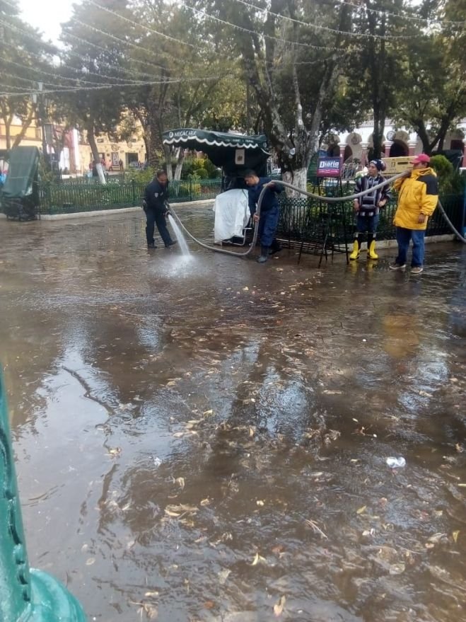 Bomberos realizan limpieza en el parque central y andador de San Cristóbal