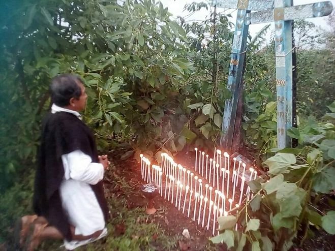 Pastor maya  reza por la sanación del infectado del  Covid 19 en Chenalhó