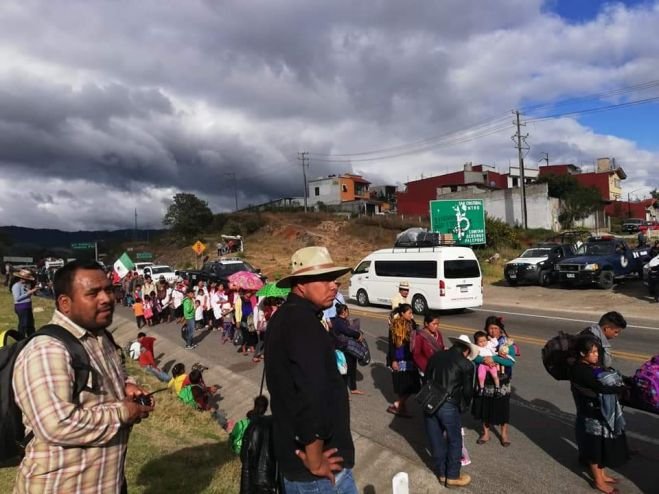 Indígenas desplazados inician caminata de pies cansados hacia Tuxtla Gutiérrez