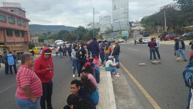Pobladores de Simojobel bloquean la entrada de Tuxtla Gutiérrez 