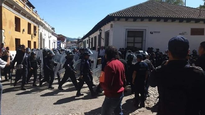Policías replegaron a manifestantes con gas pimienta en San Cristóbal de Las Casas 