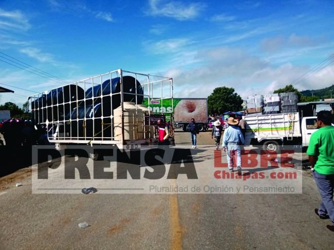 Campesinos bloquean por incumplimiento de Abel Tovilla