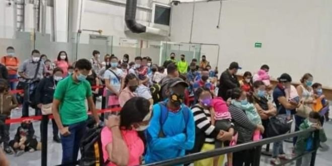 Piden se investigue la detención de migrantes en vuelos comerciales
