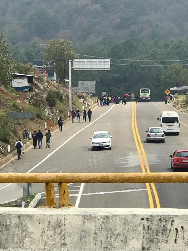 Normalistas realizan bloqueo-boteo en la carretera de cuota San Cristóbal-Tuxtla