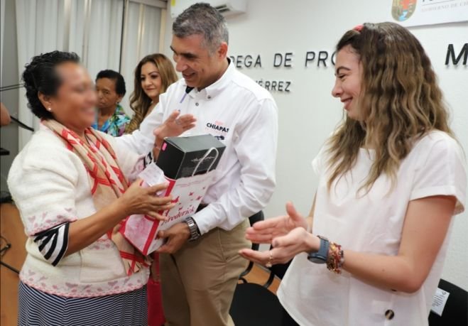Beneficencia Pública apoya a mujeres en su lucha contra el cáncer   Entregaron 23 prótesis de mama externa y brasieres especiales 