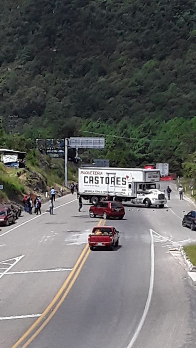 Maestros del NEI realizan bloqueo total en la vía San Cristóbal- Tuxtla