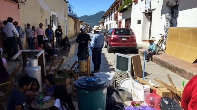 Desalojan a desplazados de Huixtán y SC de la vivienda que gobierno les pagaba