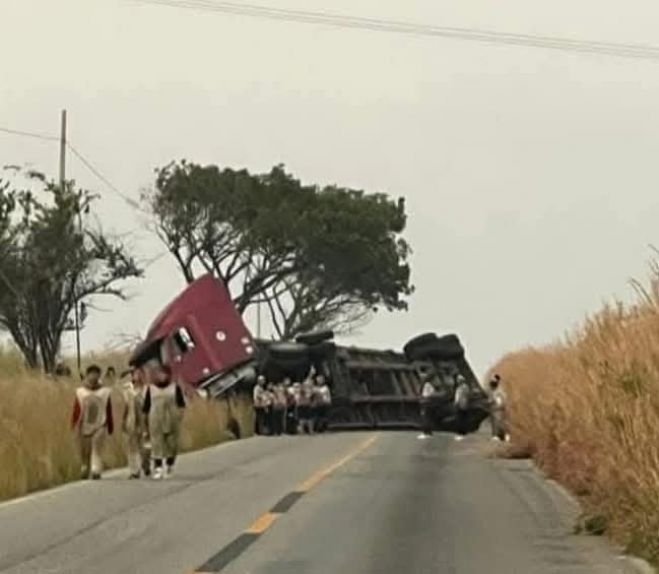 Aparatosa volcadura de tráiler bloquea la vía federal 190 en Chiapas: caos vehicular y daños materiales