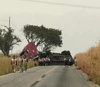 Aparatosa volcadura de tr&aacute;iler bloquea la v&iacute;a federal 190 en Chiapas: caos vehicular y da&ntilde;os materiales