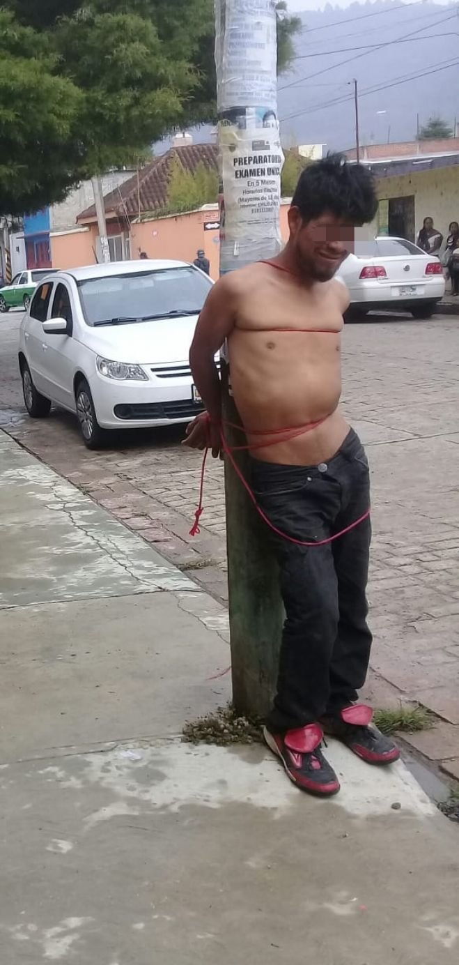 Vecinos detienen y amarran a presunto asaltante