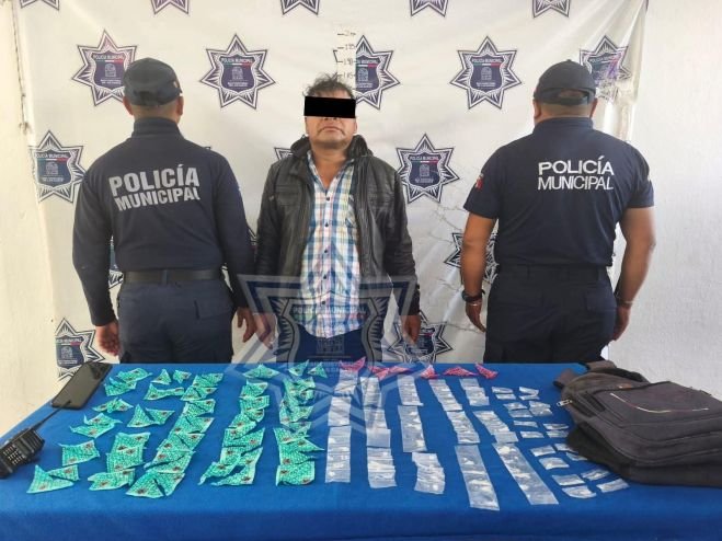 Policía Municipal detiene a sujeto con presuntos estupefacientes y lo pone a disposición