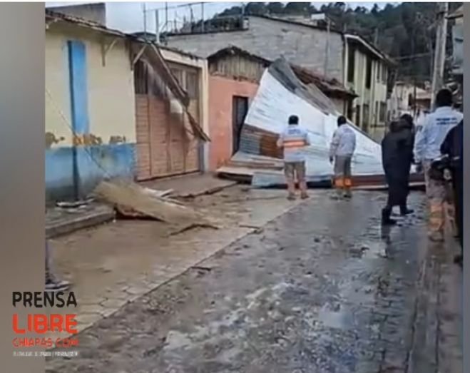 Torbellino arranca el techo de lámina de una vivienda