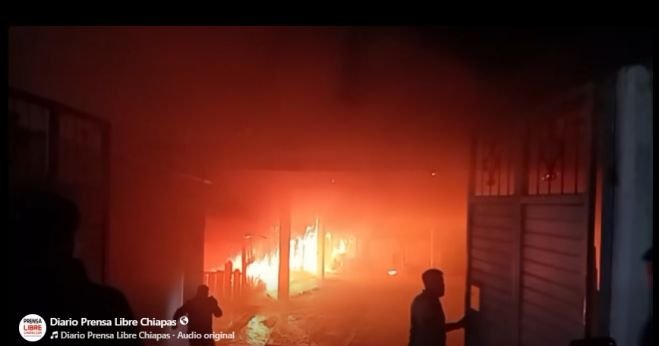 Fuerte incendio consume vivienda en la comunidad La Ca&ntilde;ada, en Teopisca