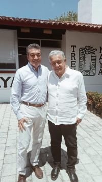 En Palenque, Rutilio Escand&oacute;n acompa&ntilde;a al presidente AMLO en reuni&oacute;n de evaluaci&oacute;n del Tren Maya