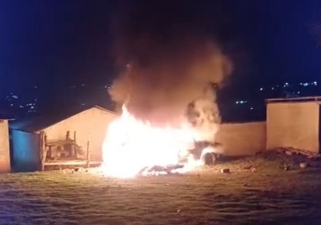 Sujetos incendian un vehículo en Chamula, Chiapas