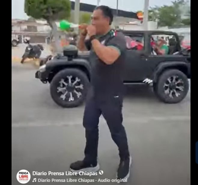 Eduardo Ram&iacute;rez celebra con la afici&oacute;n chiapaneca el triunfo de M&eacute;xico en el arranque del Mundial 2026