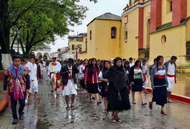 ALUMNOS DE LA JACINTO CANEK PIDEN REABRAN LA ESCUELA