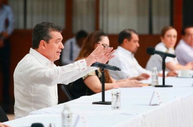 Reconoce Rutilio Escand&oacute;n a servidores p&uacute;blicos por donaciones y manejo responsable de recursos