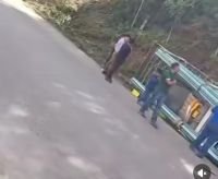 Vuelca camioneta cargada con varillas 