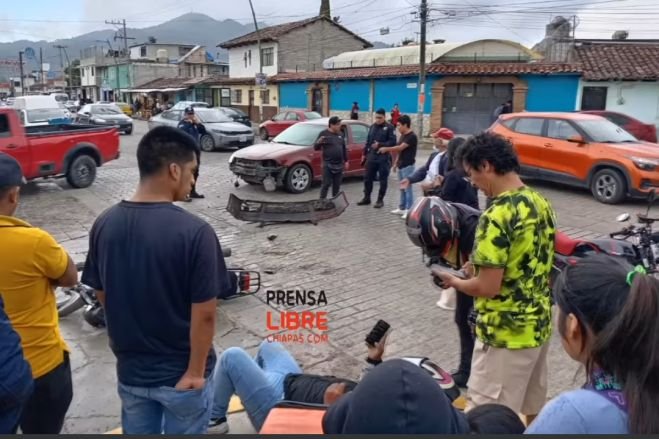 Vehículo arrolla a motociclista 