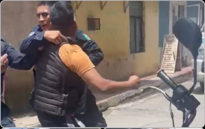 Detienen a motociclista por agredir a agentes de Tránsito