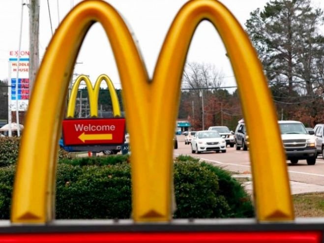 Una enfermedad intestinal vinculada en algunos casos a ensaladas vendidas en restaurantes de McDonald&#039;s del Medio Oeste ha provocado vómitos y diarrea a decenas de consumidores