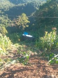 Camioneta cae a un barranco y deja dos lesionados en Oxchuc