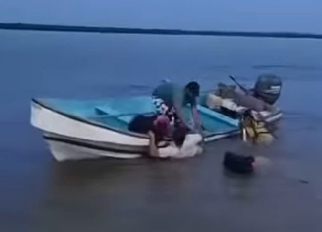 Retroexcavadora se hunde en laguna de Tamaulipas; operador resulta ileso