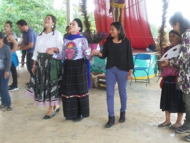 Elenco de &quot;Cada quien su Frida&quot; visita la comunidad de Acteal