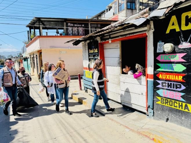 Presidenta Honoraria del DIF Municipal constata situación de familia en vulnerabilidad