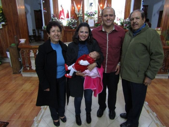 MIA LUNA VILLAFUERTE PINEDA FUE PRESENTADA EN LA CASA DE DIOS.