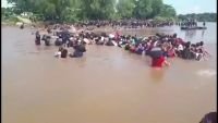 Migrantes buscan cruzar a M&eacute;xico