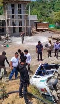 Autom&oacute;vil embiste mototaxi y se impacta contra una vivienda en Chenalh&oacute;