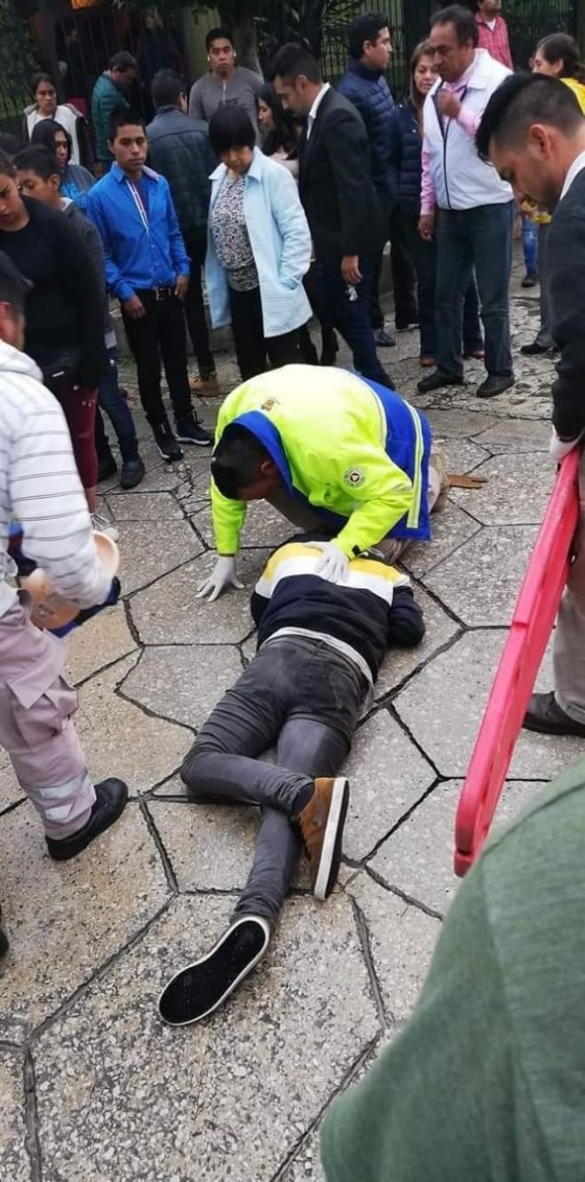 Accidente automovilístico deja a un motociclista grave