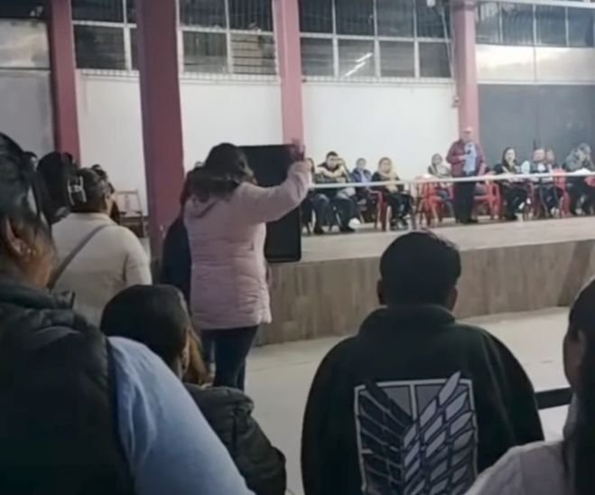 Padres y madres de familia denuncian presunto autorobo en comité escolar