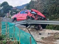 Veh&iacute;culo se impacta contra barra de contenci&oacute;n en Chamula