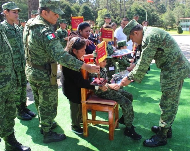 Nombran a cuatro menores "soldados honorarios"