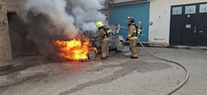 Bomberos sofocan incendio de vehículo en la colonia Santa Martha