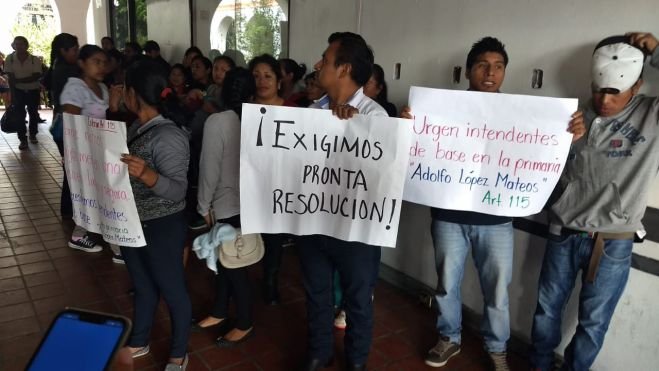 Padres de familia toman instalaciones de la Unidad Administrativa en San Crist&oacute;bal de Las Casas