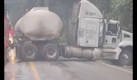 A cent&iacute;metros de la tragedia: pipa derrapa en la carretera San Crist&oacute;bal-Teopisca
