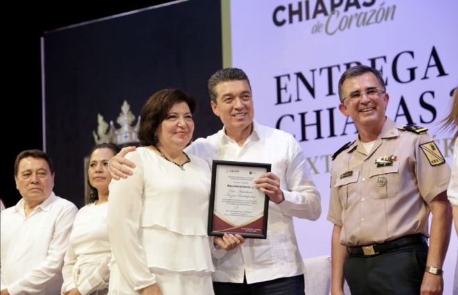 Medalla al M&eacute;rito M&eacute;dico reconoce vocaci&oacute;n y coraz&oacute;n en el cuidado de la salud: Rutilio Escand&oacute;n