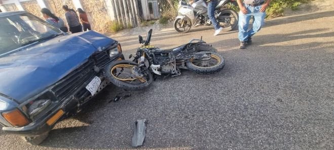 Motociclista resulta lesionado tras chocar contra un vehículo en El Pinar
