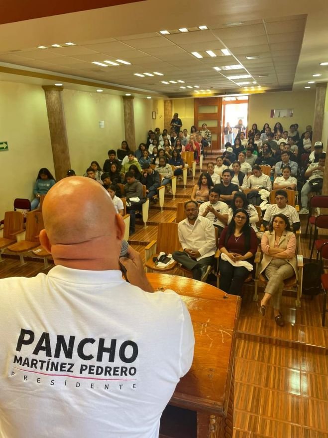 PANCHO MARTÍNEZ CONVIVE, EN UN FORO DE DIÁLOGO ABIERTO, CON MÁS DE 150 ESTUDIANTES DE LA UMA*