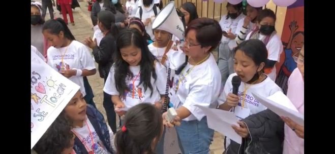 Marchan niñas y adolescentes en San Cristóbal